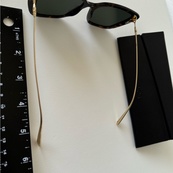 ❌SOLD❌ DIOR *NEW* Miss Dior Tortoise Sunglasses with Case in Excellent Condition - Picture 14 of 14